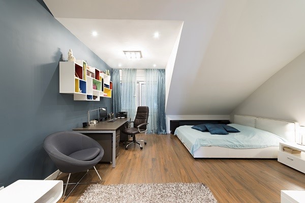Blue is one of 2019’s trendy colors to highlight a wall in your bedroom and express your own style