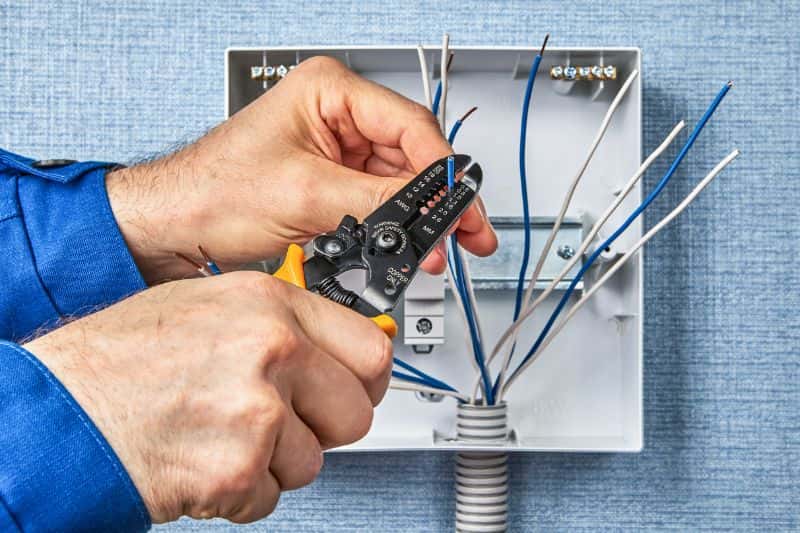 Residential circuit breaker wiring