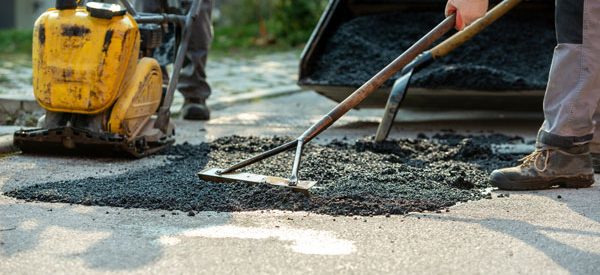 Installing-an-asphalt-driveway-with-a-professional-crew